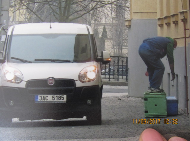 main posée sur la photo d'un ouvrier à prague