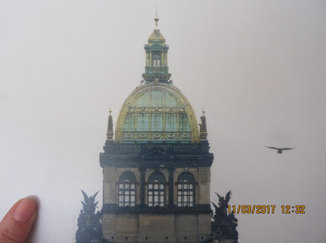 main posée sur le toit d un monument à prague